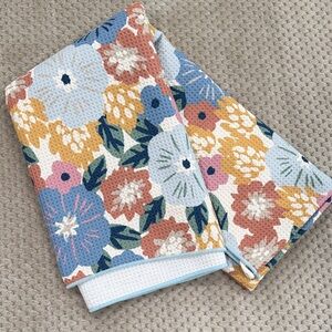 Room Essentials Textured Flowered 🌺 Lightweight Towel